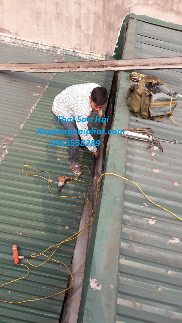 chuyen-sua-mai-ton-gia-re-chong-tham-dot-mai-ton-cu-bi-han-ri-o-HN-4