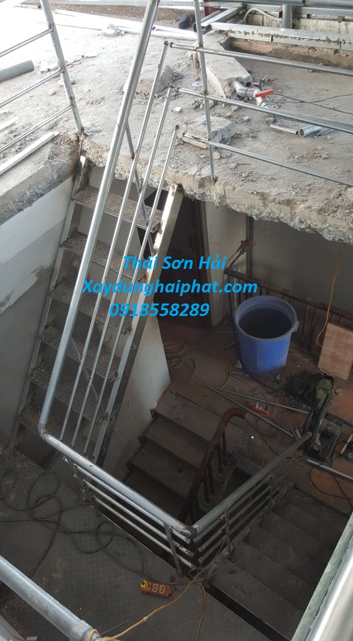 co-so-gia-cong-cau-thang-sat-ben-dep-theo-thoi-gian-o-HN-2