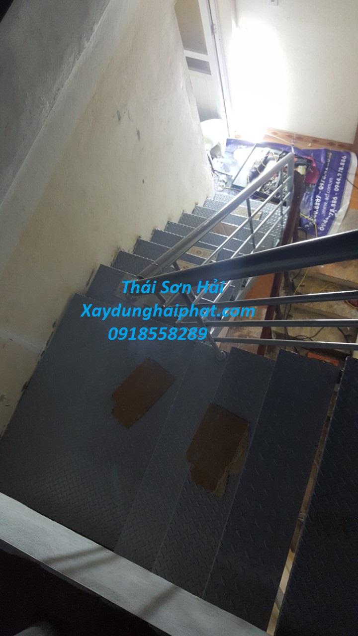 cong-ty-cau-thang-sat-chuyen-nghiep-cau-thang-sat-ben-dep-o-HN-1