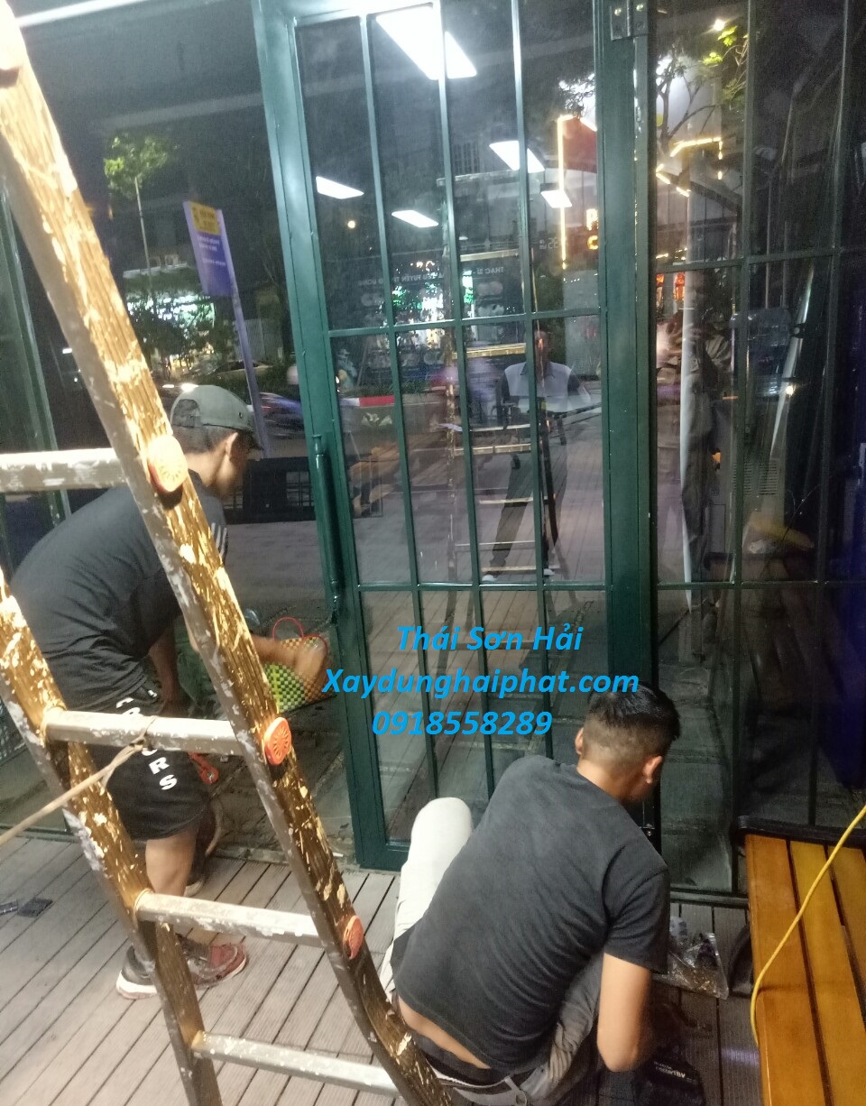 cong-ty-lam-cong-sat-chat-luong-lam-cua-cong-sat-dep-hien-dai-o-HN-1