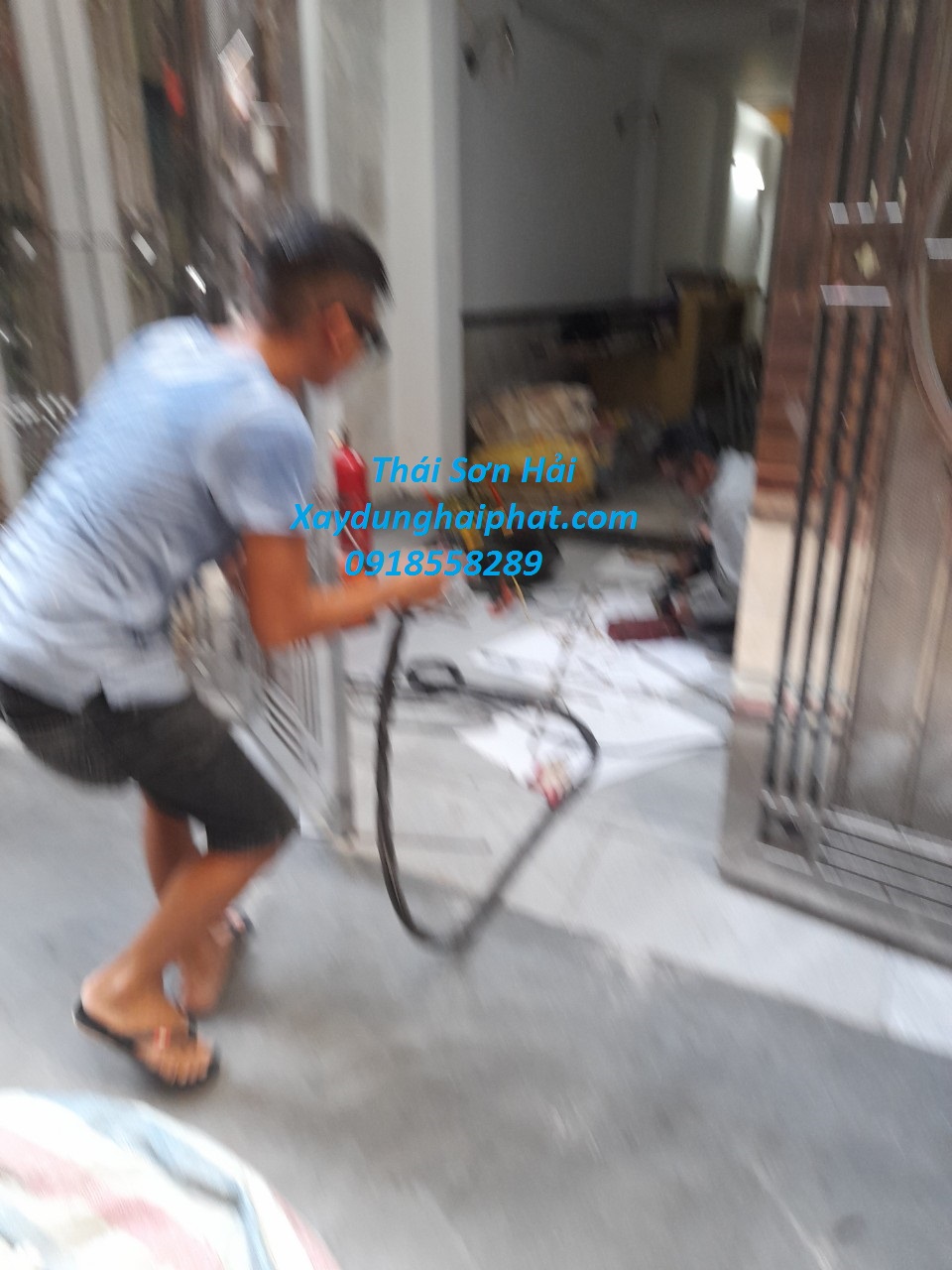 cong-ty-lam-cong-sat-chat-luong-lam-cua-cong-sat-dep-hien-dai-o-HN-3