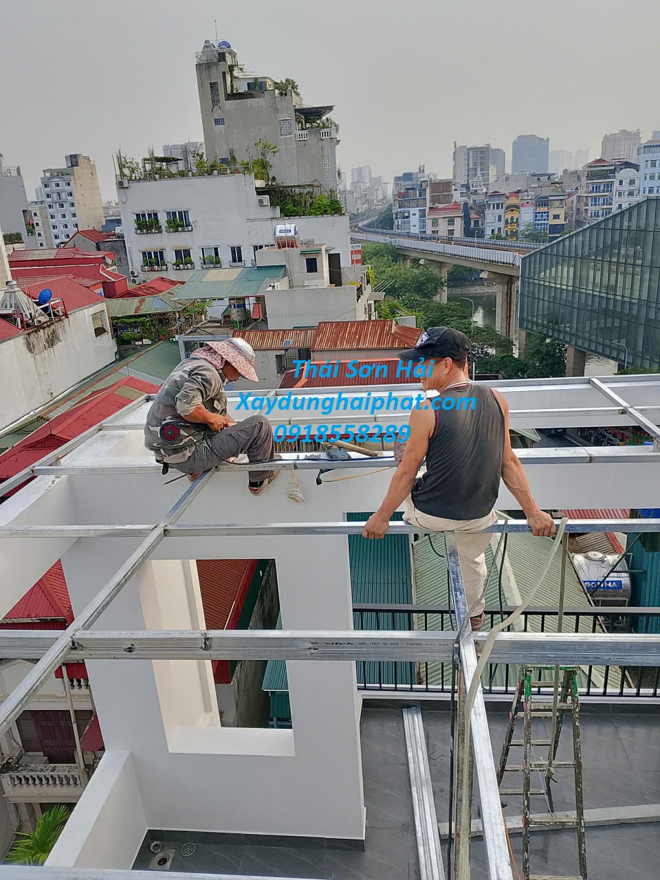 cong-ty-lam-mai-nhua-lay-sang-lam-mai-che-poly-tai-Ha-Noi-2