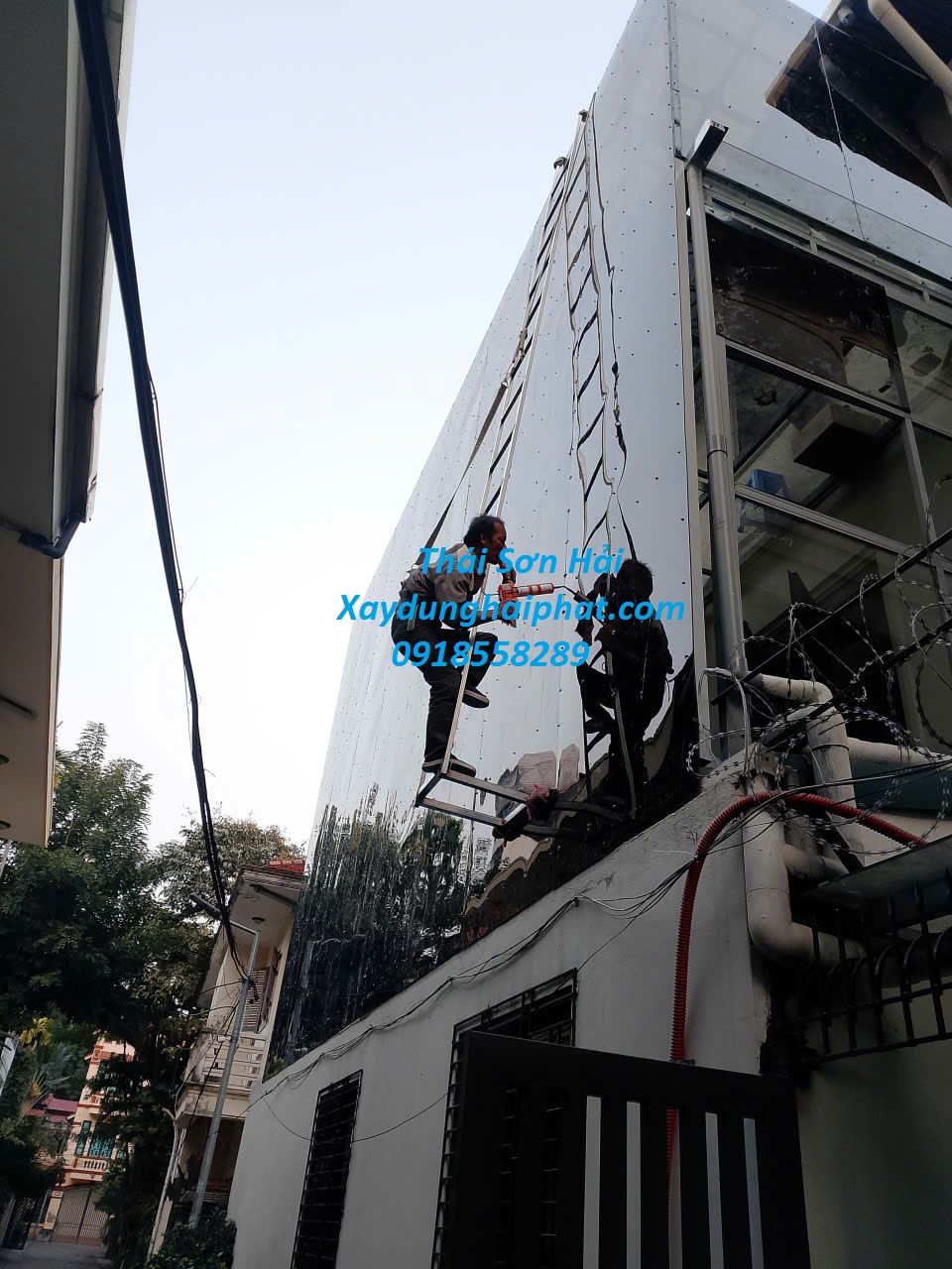 cong-ty-lam-mai-nhua-lay-sang-uy-tin-lam-mai-che-poly-gia-re-o-HN-1