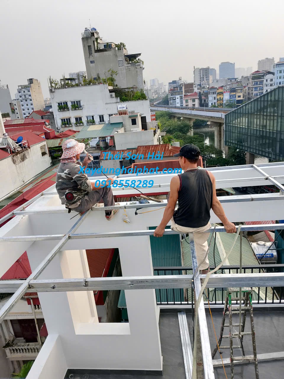 cong-ty-lam-mai-nhua-lay-sang-uy-tin-lam-mai-che-poly-gia-re-o-HN-3