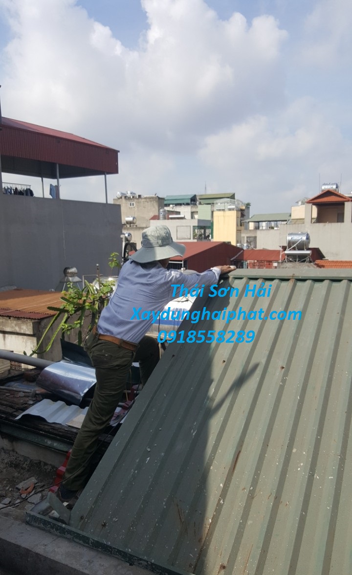 cong-ty-nhan-lam-mai-ton-thay-mang-nuoc-mai-ton-tai-nha-o-Ha-Noi-1