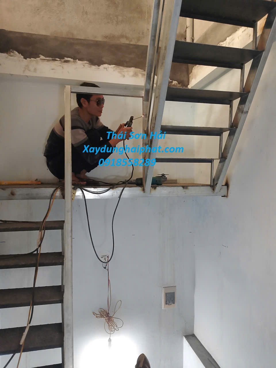 dat-lam-cau-thang-sat-tron-goi-tai-nha-o-HN-1