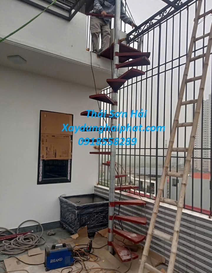 dat-lam-cau-thang-sat-tron-goi-tai-nha-o-HN-3