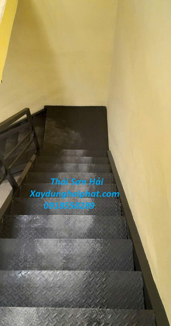 dat-lam-cau-thang-sat-tron-goi-tai-nha-o-HN-5