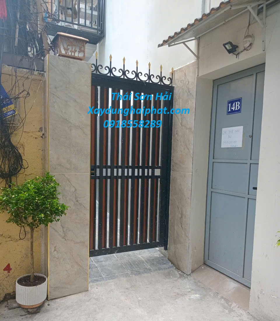 dia-chi-lam-cua-cong-sat-inox-gia-re-o-HN-2