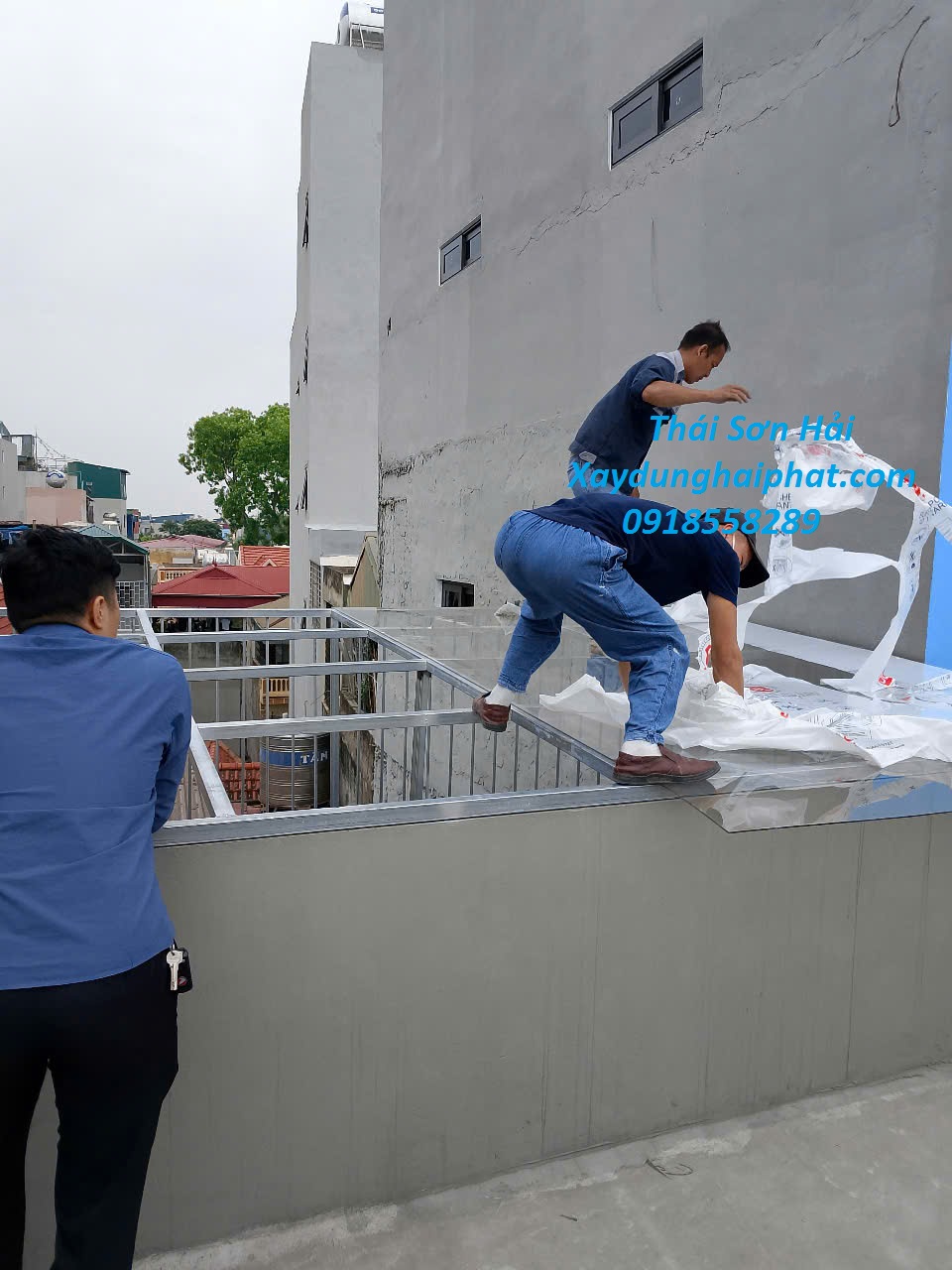 dia-chi-thi-cong-mai-poly-an-toan-lam-mai-che-poly-cao-cap-o-HN-2
