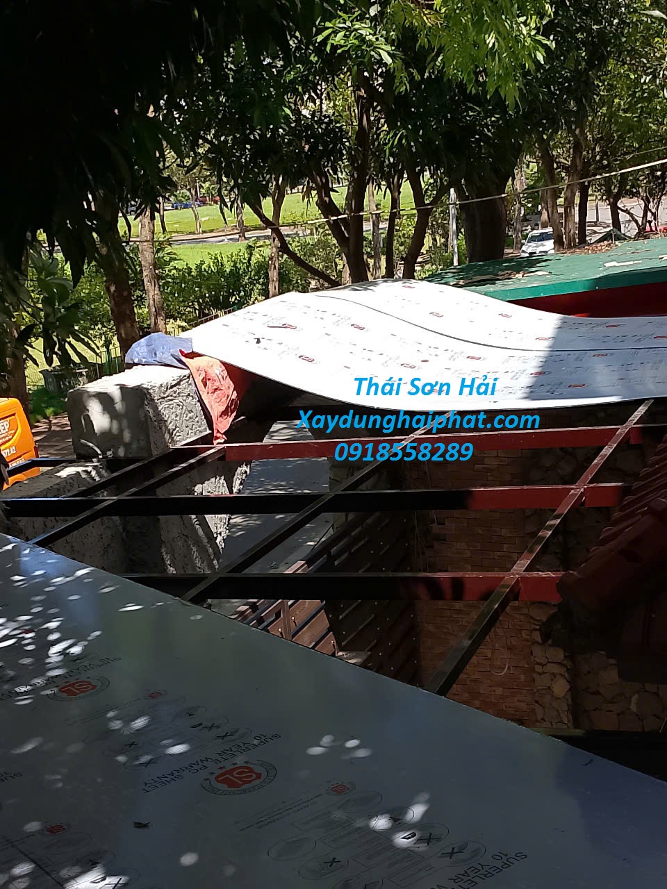 dia-chi-thi-cong-mai-poly-an-toan-lam-mai-che-poly-cao-cap-o-HN-6