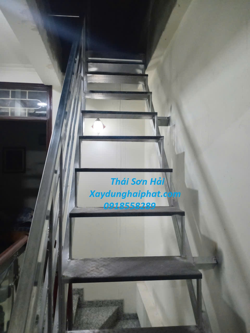 dich-vu-bao-gia-lan-can-sat-cau-thang-sat-o-Hoang-Mai-HN-1