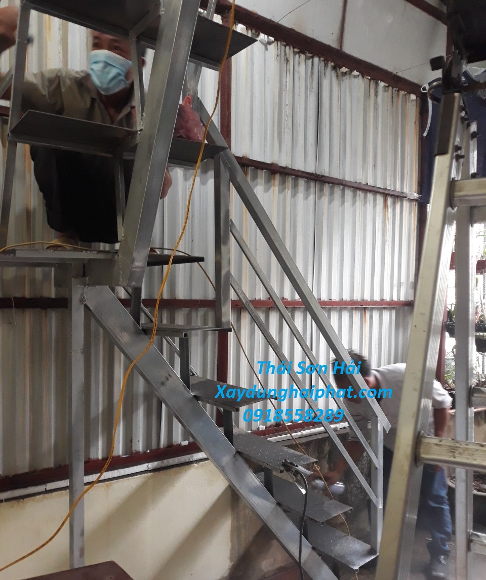 dich-vu-bao-gia-lan-can-sat-cau-thang-sat-o-Hoang-Mai-HN-3