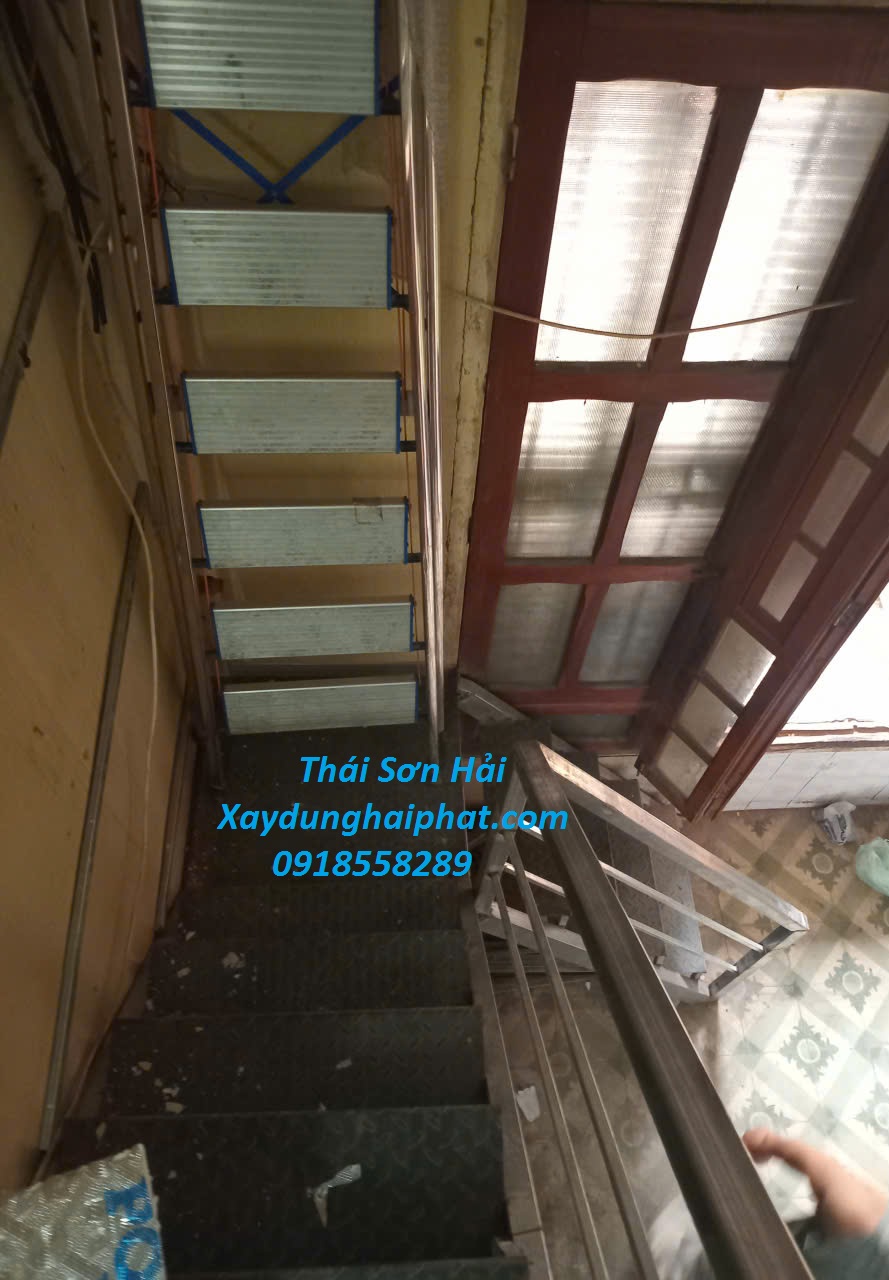 dich-vu-lam-cau-thang-sat-hop-tai-nha-lam-cau-thang-sat-len-tum-tai-Ha-Noi-2