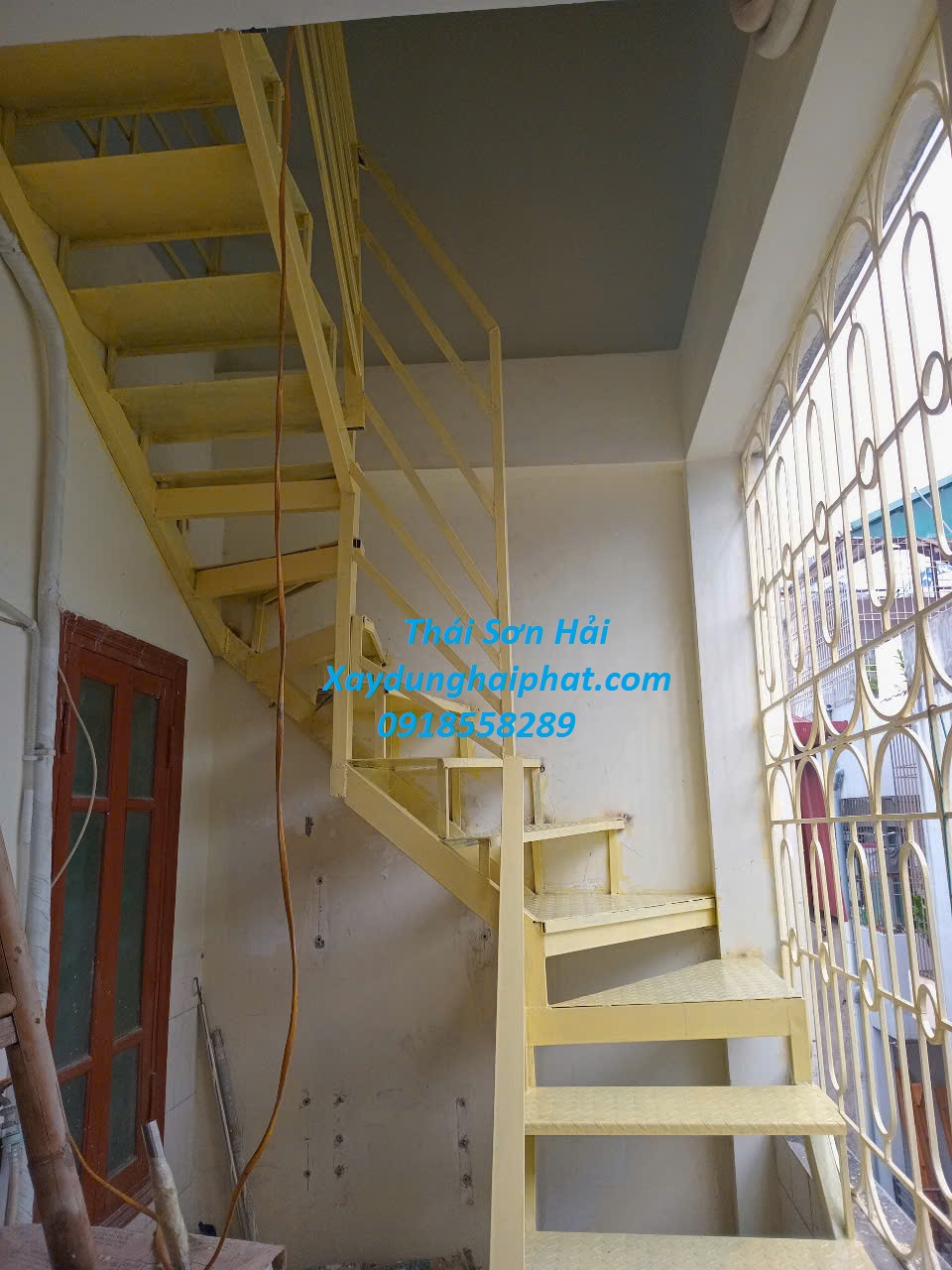 dich-vu-lam-cau-thang-sat-tron-goi-o-Ha-Noi-chuyen-nghiep-2