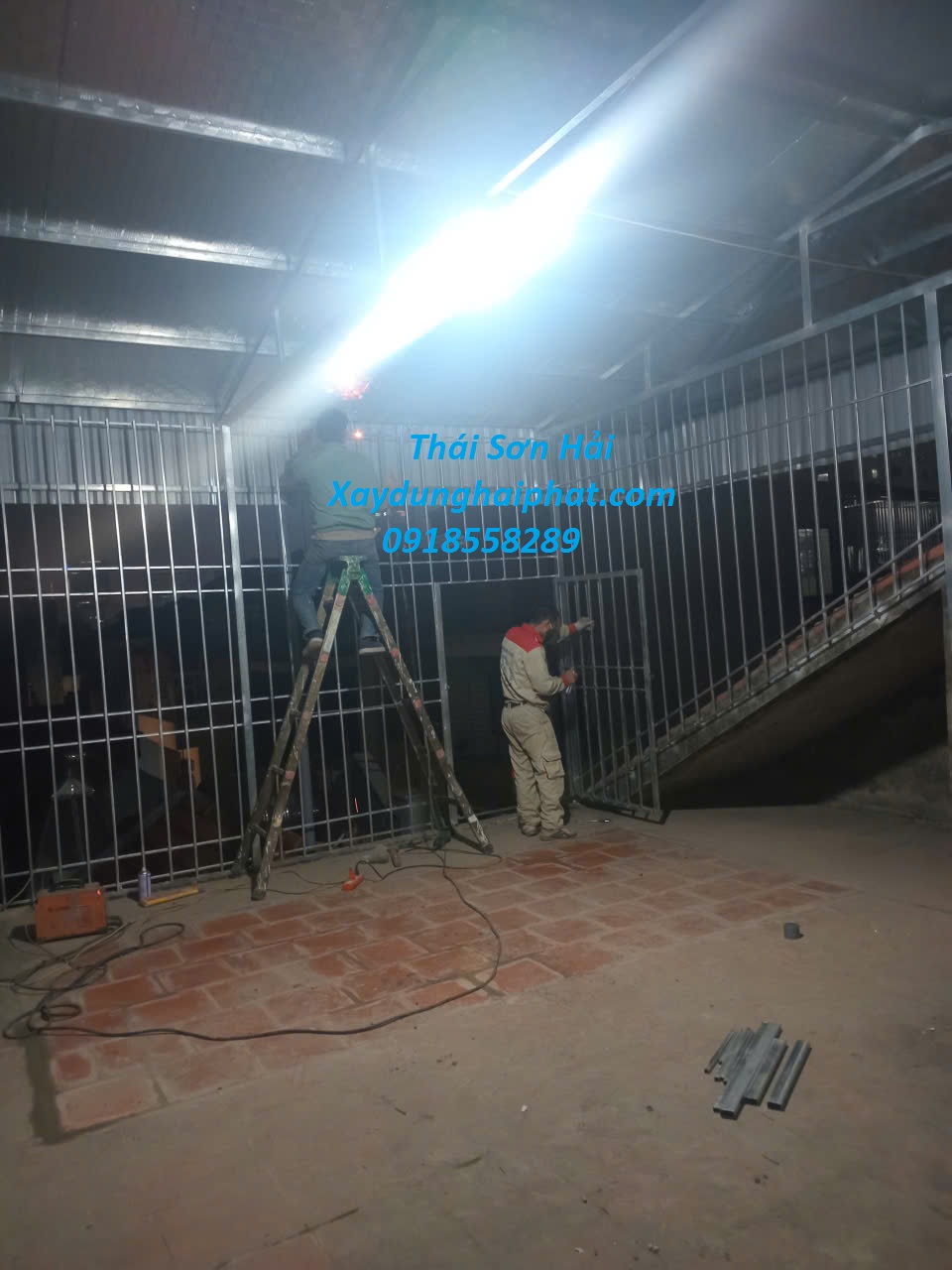 dich-vu-lam-lan-can-sat-gia-re-khung-sat-ban-cong-co-cua-mo-o-HN-1