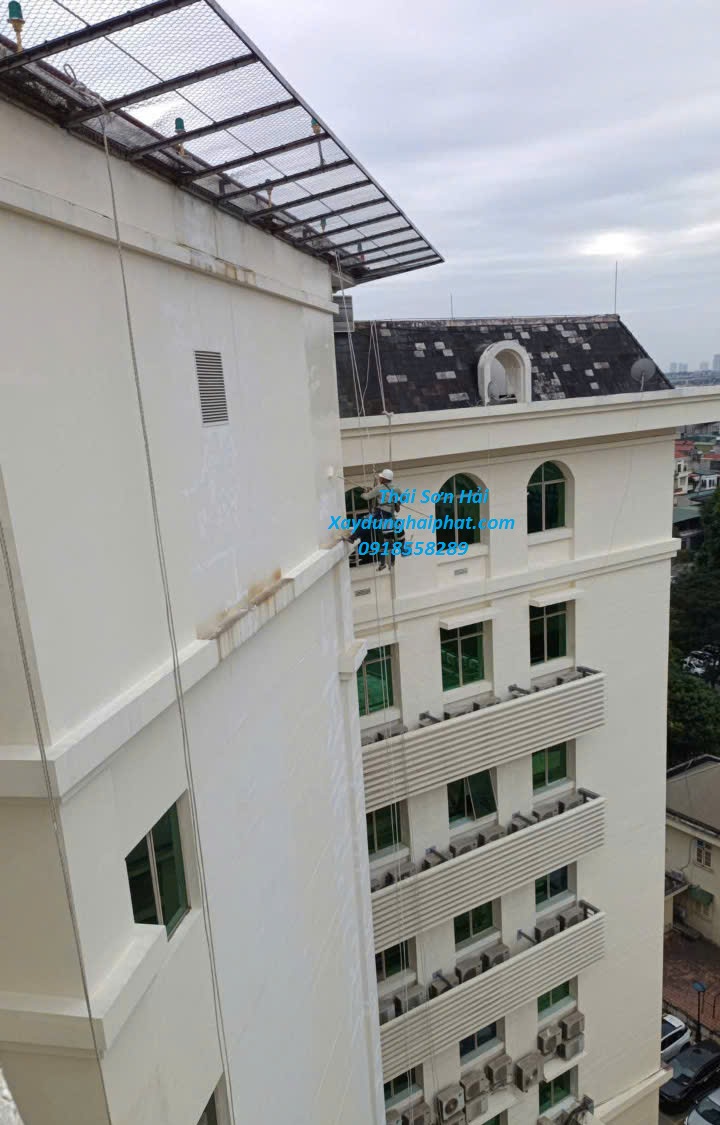 dich-vu-lan-son-cai-tao-nha-chong-tham-tuong-ngoai-nha-cu-o-HN-3