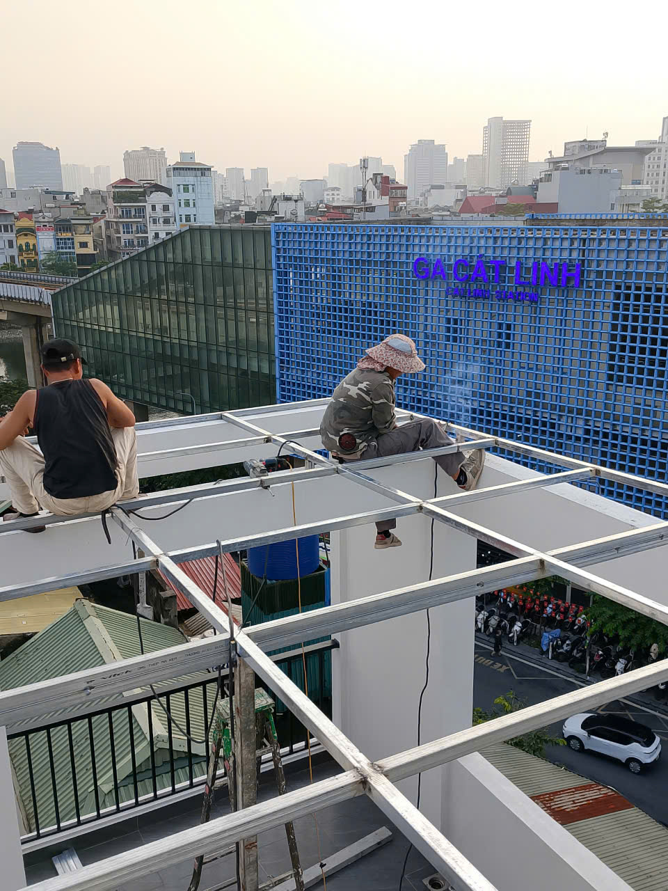 dich-vu-lap-dat-mai-nhua-poly-lay-sang-tai-Ha-Noi-1