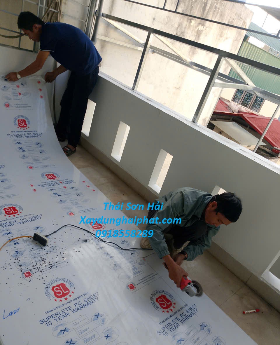 dich-vu-lap-dat-mai-nhua-poly-lay-sang-tai-Ha-Noi-3