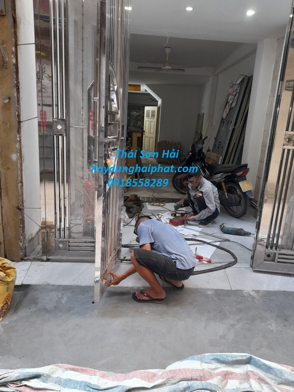 dich-vu-thi-cong-cua-inox-cua-sat-mai-ton-gia-dinh-o-HN-2