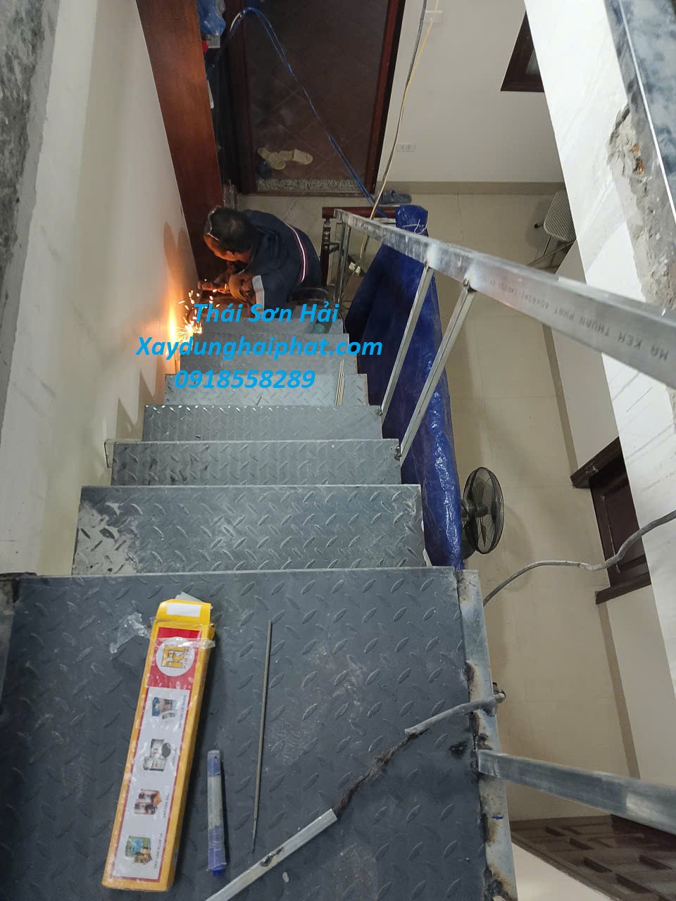 doi-ngu-tho-co-khi-lam-cau-thang-sat-cho-nha-nho-hep-o-HN-2