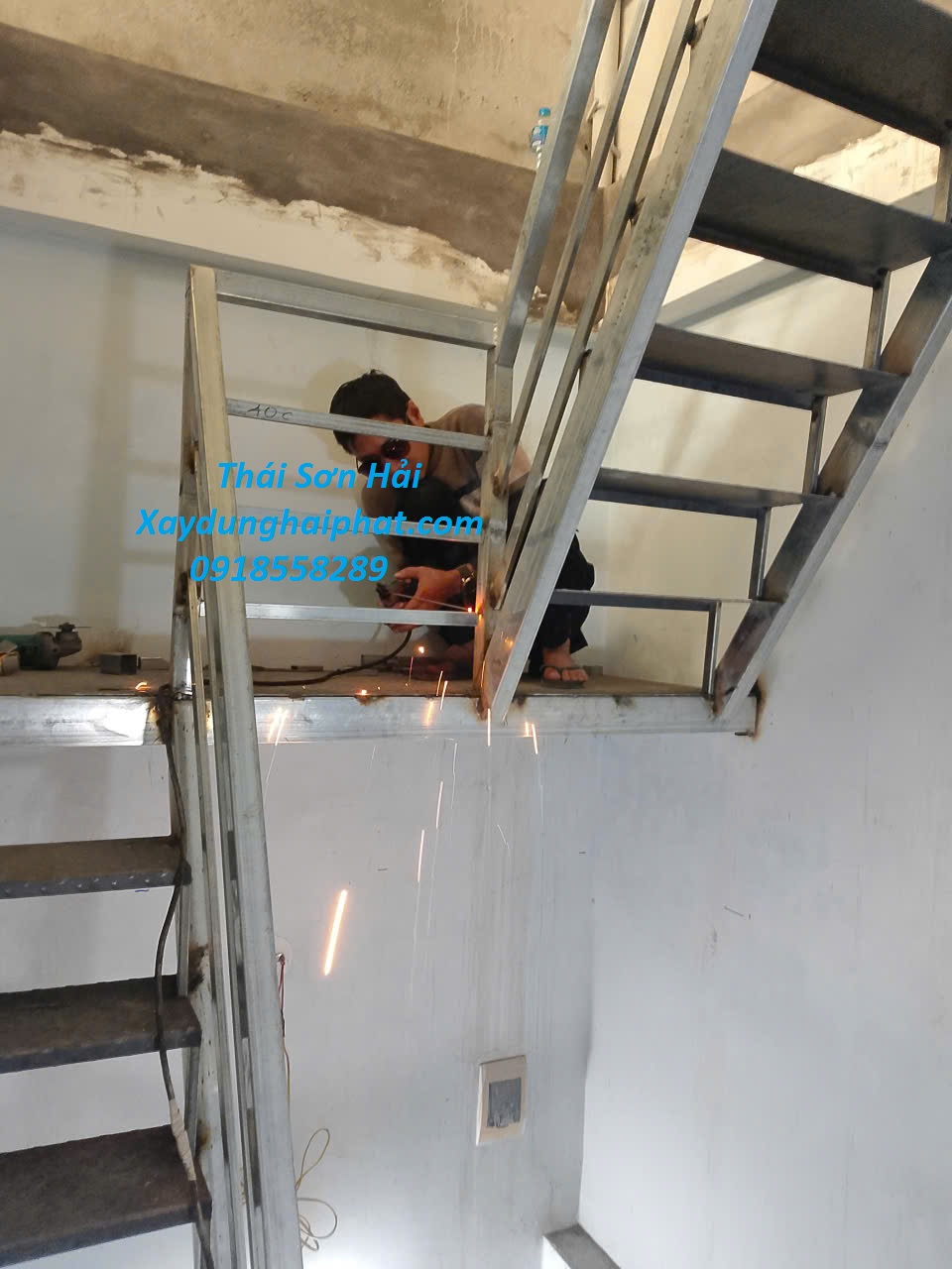 doi-ngu-tho-co-khi-lam-cau-thang-sat-cho-nha-nho-hep-o-HN-3