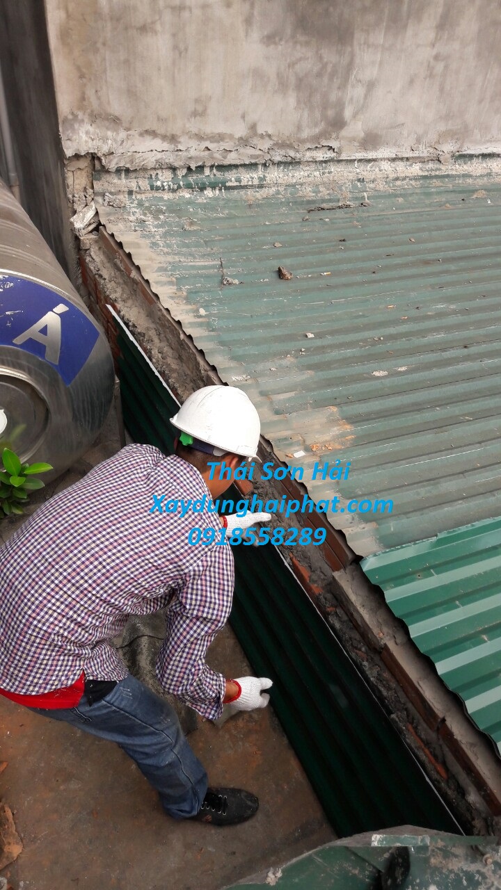 doi-ngu-tho-lam-mai-ton-sua-chua-mai-ton-cu-tai-Ha-Noi-2