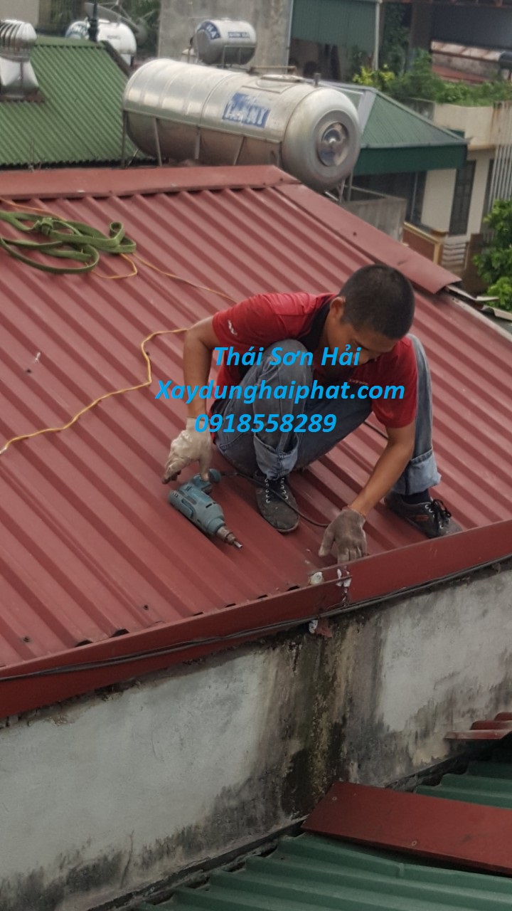 doi-ngu-tho-lam-mai-ton-sua-chua-mai-ton-cu-tai-Ha-Noi-3