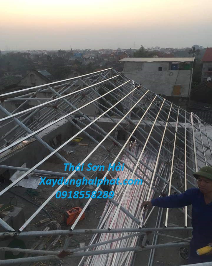 doi-ngu-tho-lam-mai-ton-sua-chua-mai-ton-cu-tai-Ha-Noi-6