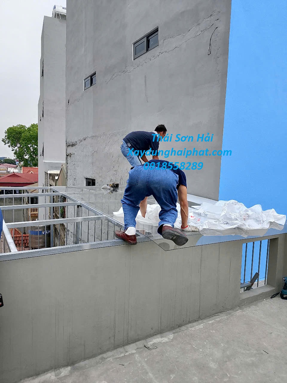 doi-ngu-tho-lop-mai-poly-chuyen-nhan-thi-cong-mai-nhua-o-HN-1