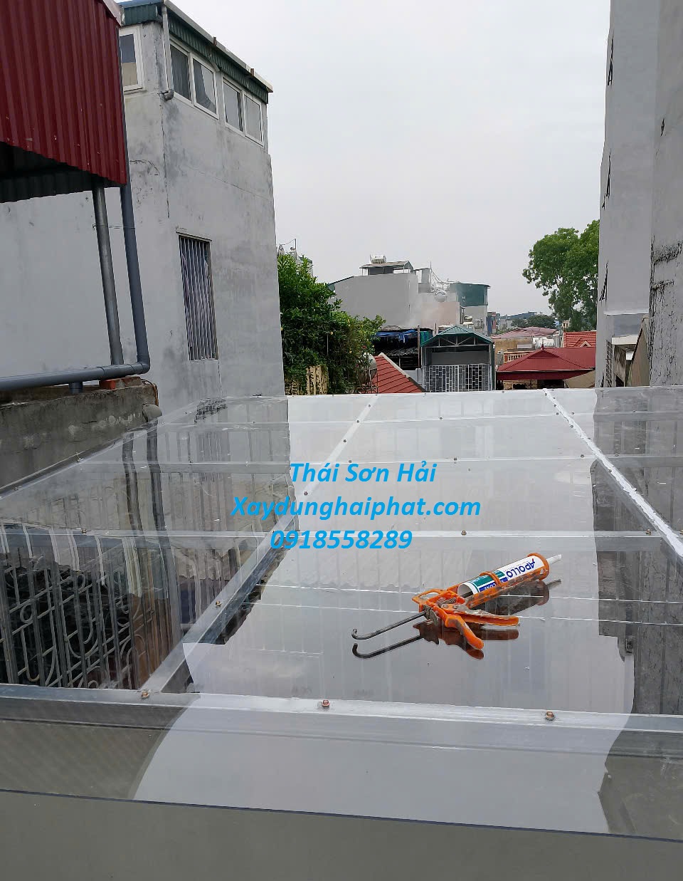 doi-ngu-tho-lop-mai-poly-chuyen-nhan-thi-cong-mai-nhua-o-HN-5