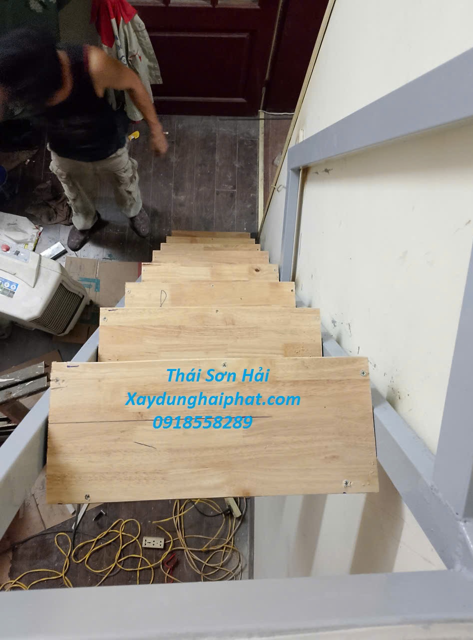 doi-ngu-tho-thi-cong-gac-lung-lam-gac-xep-cho-nha-o-HN-1