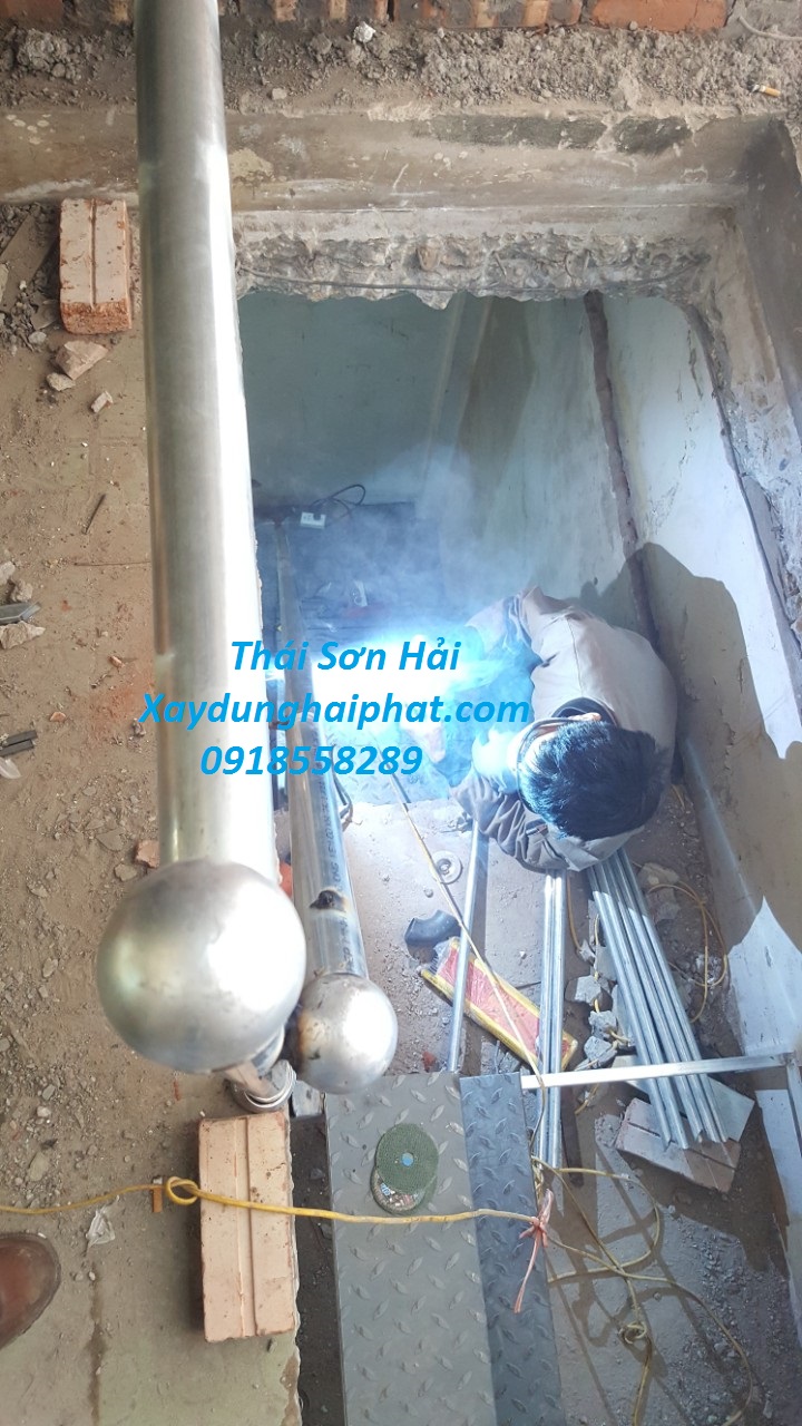 doi-tho-chuyen-lam-ve-co-khi-lam-cau-thang-sat-hop-len-tum-o-hn-3