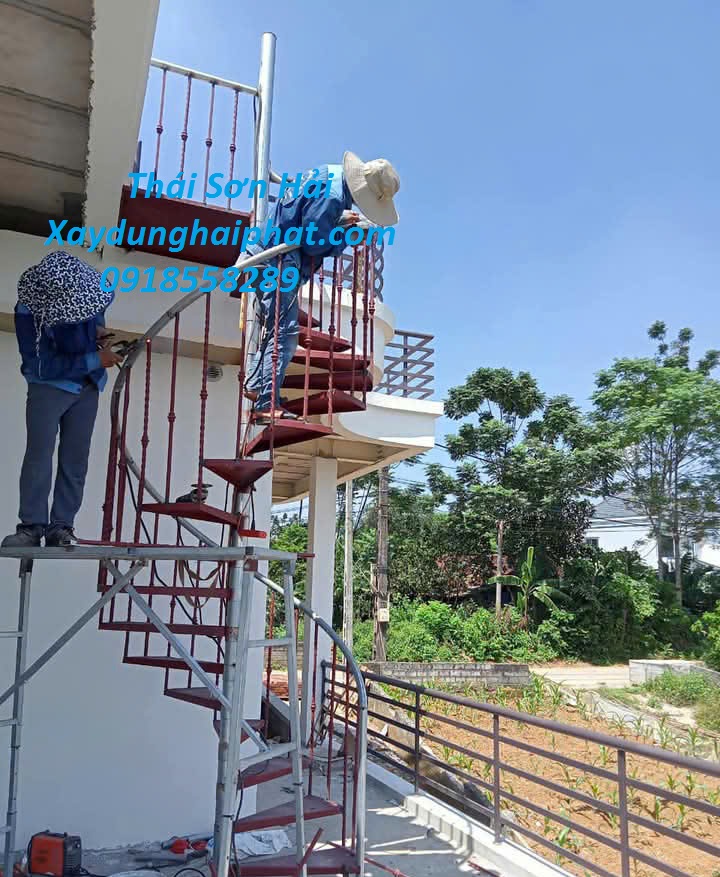 doi-tho-chuyen-lam-ve-co-khi-lam-cau-thang-sat-hop-len-tum-o-hn-4