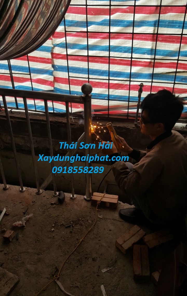 doi-tho-lam-cau-thang-inox-cau-thang-sat-chac-chan-o-HN-2