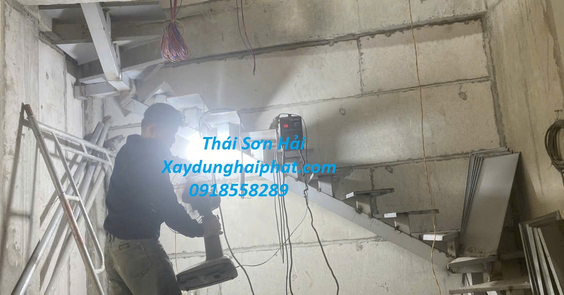 doi-tho-lam-cau-thang-inox-cau-thang-sat-chac-chan-o-HN-4