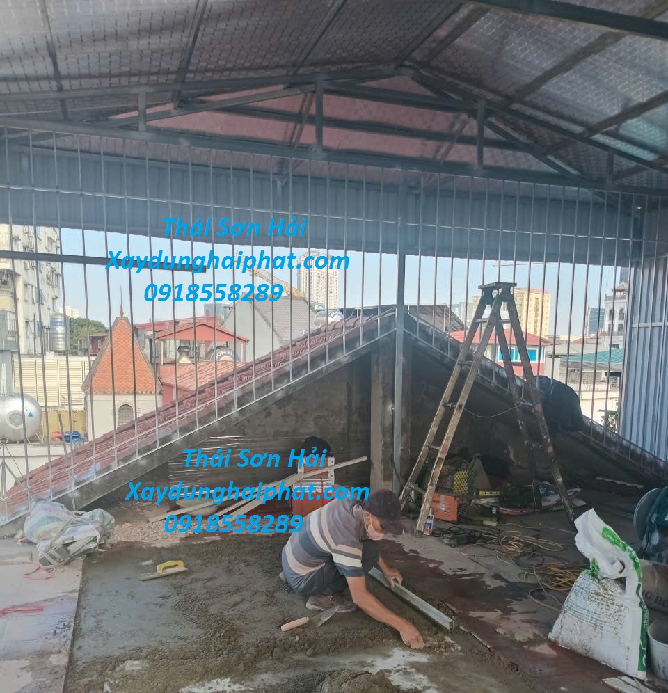 doi-tho-lam-khung-sat-chuong-cop-ban-cong-cho-nha-nhieu-tang-o-HN-2
