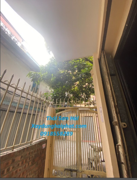 doi-tho-lam-khung-sat-chuong-cop-ban-cong-cho-nha-nhieu-tang-o-HN-4