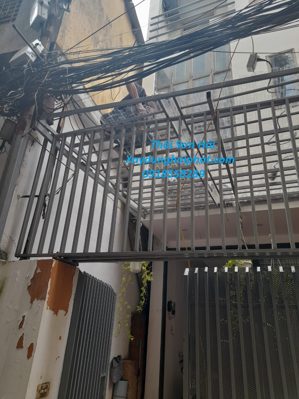 doi-tho-lam-khung-sat-chuong-cop-ban-cong-cho-nha-nhieu-tang-o-HN-5