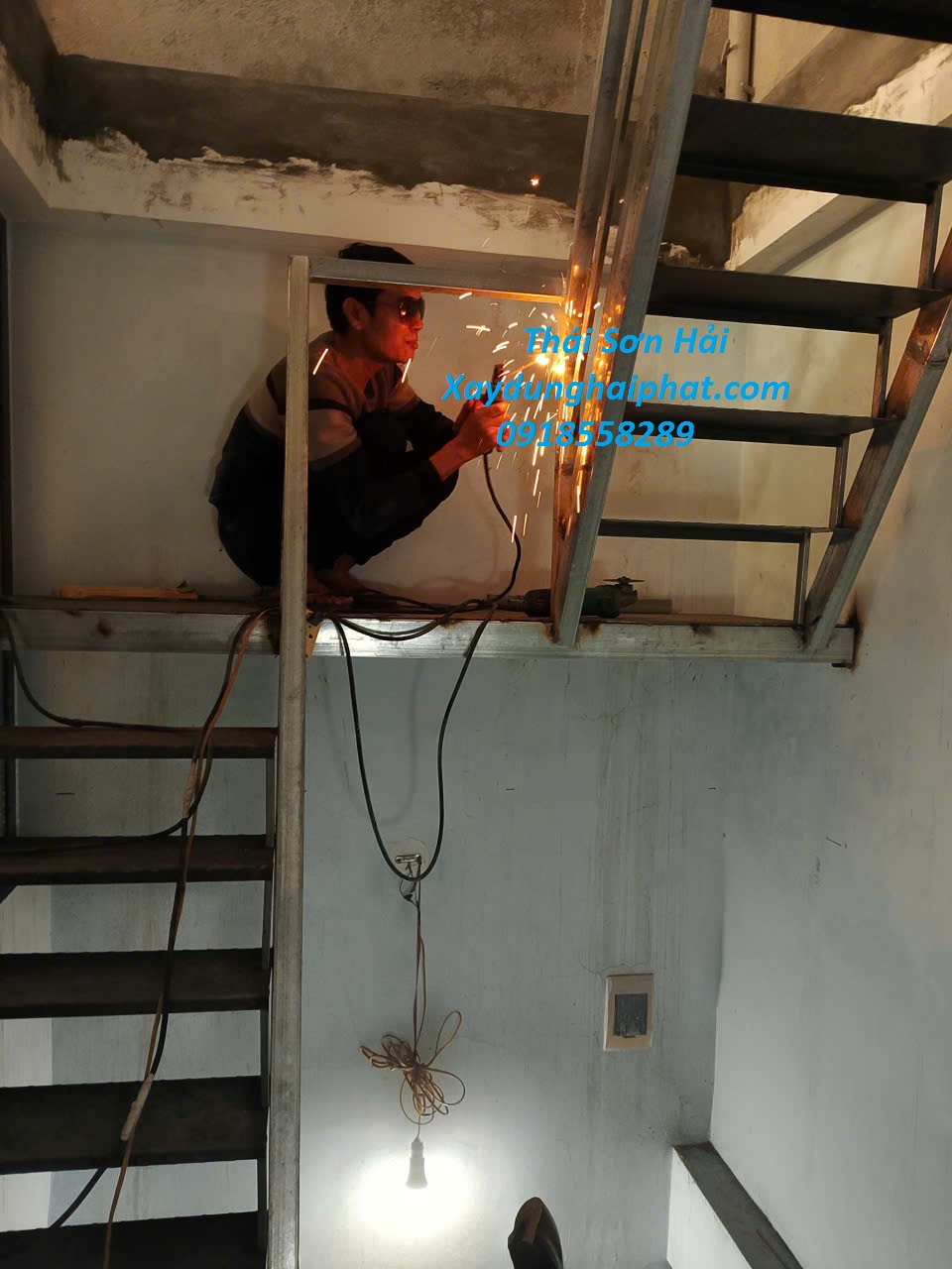 doi-tho-lam-lan-can-sat-gia-re-cau-thang-sat-an-toan-o-Ha-Noi-1