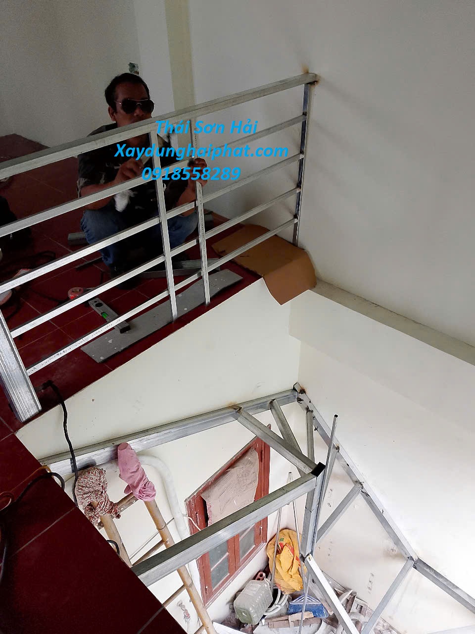 doi-tho-lam-lan-can-sat-gia-re-cau-thang-sat-an-toan-o-Ha-Noi-2