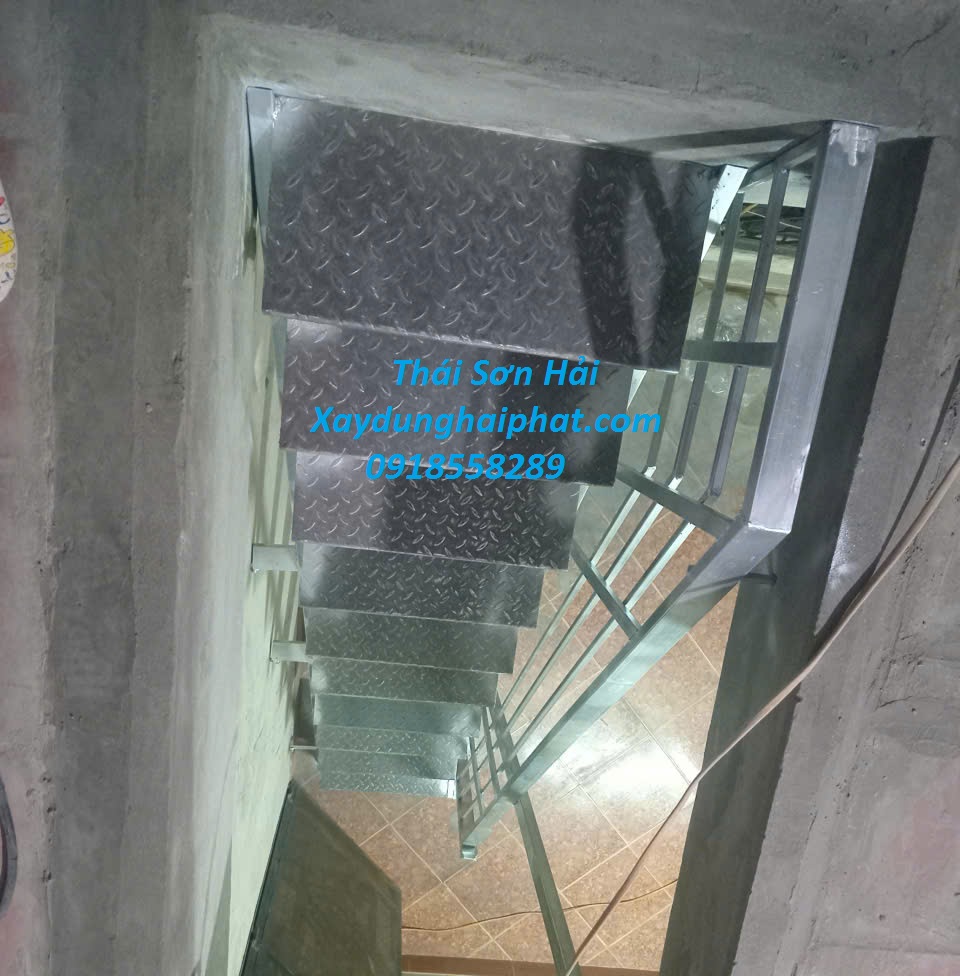 doi-tho-lam-lan-can-sat-gia-re-cau-thang-sat-an-toan-o-Ha-Noi-3