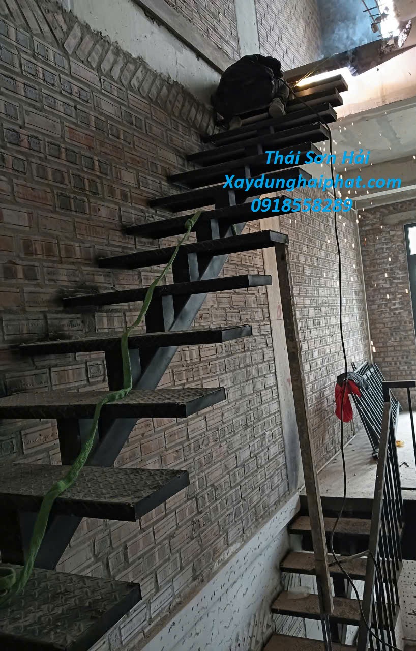 doi-tho-lam-lan-can-sat-gia-re-cau-thang-sat-an-toan-o-Ha-Noi-4