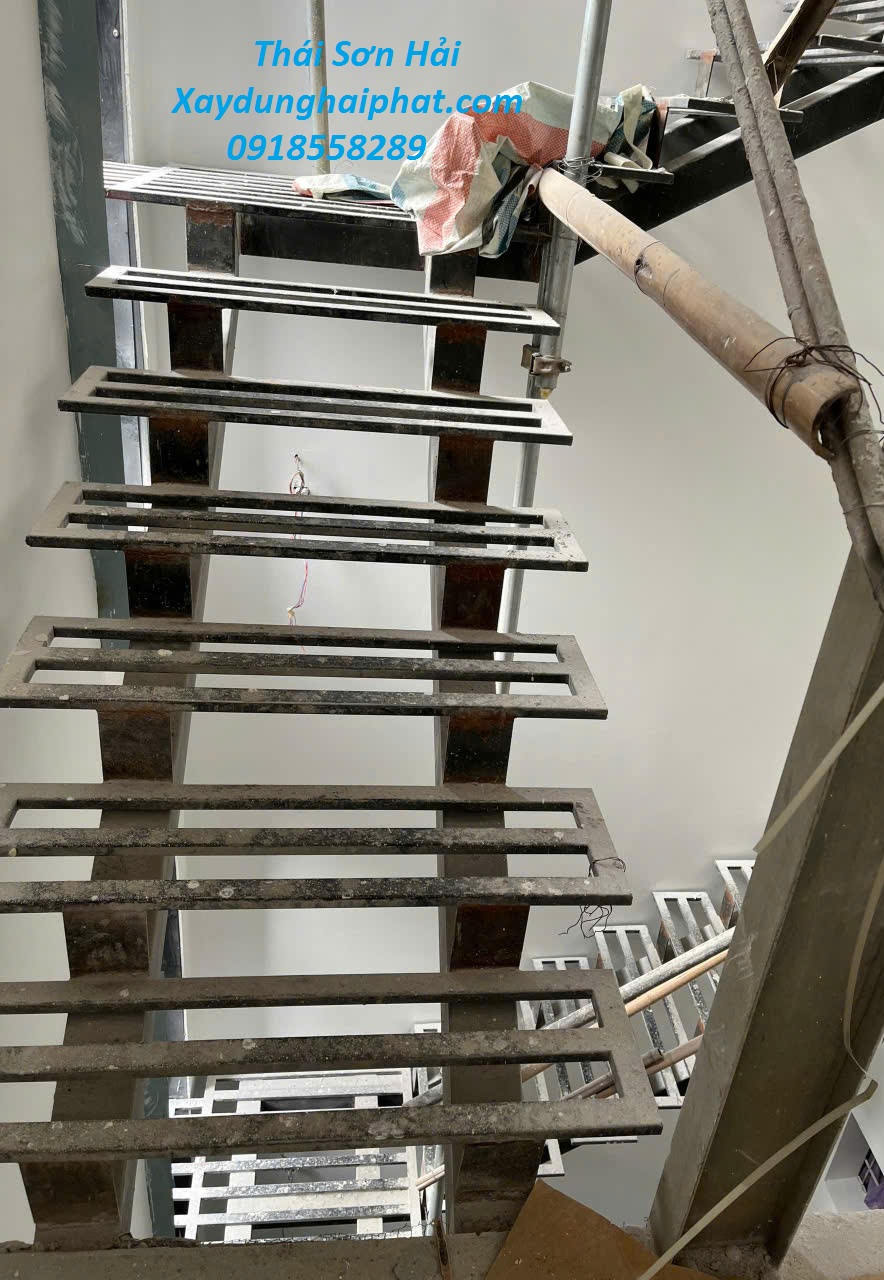 doi-tho-lam-lan-can-sat-gia-re-cau-thang-sat-an-toan-o-Ha-Noi-5