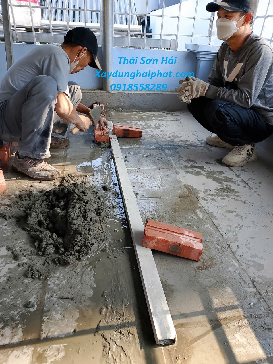 doi-tho-xay-trat-op-lat-cai-tao-chung-cu-tap-the-cu-o-HN-1