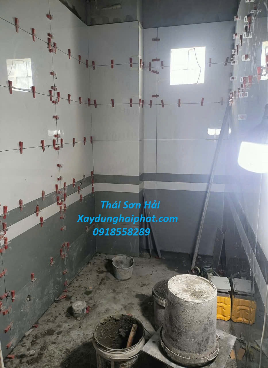 doi-tho-xay-trat-op-lat-cai-tao-chung-cu-tap-the-cu-o-HN-3