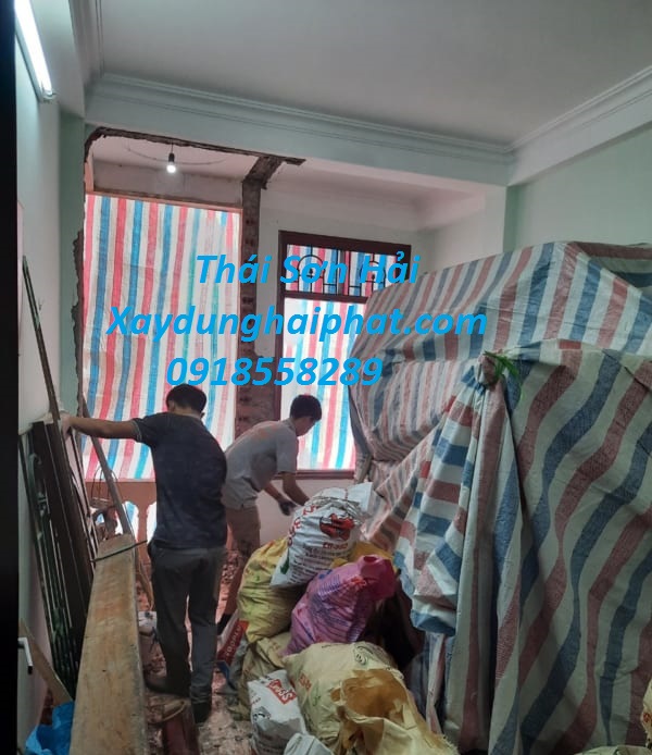 doi-tho-xay-trat-op-lat-cai-tao-chung-cu-tap-the-cu-o-HN-4