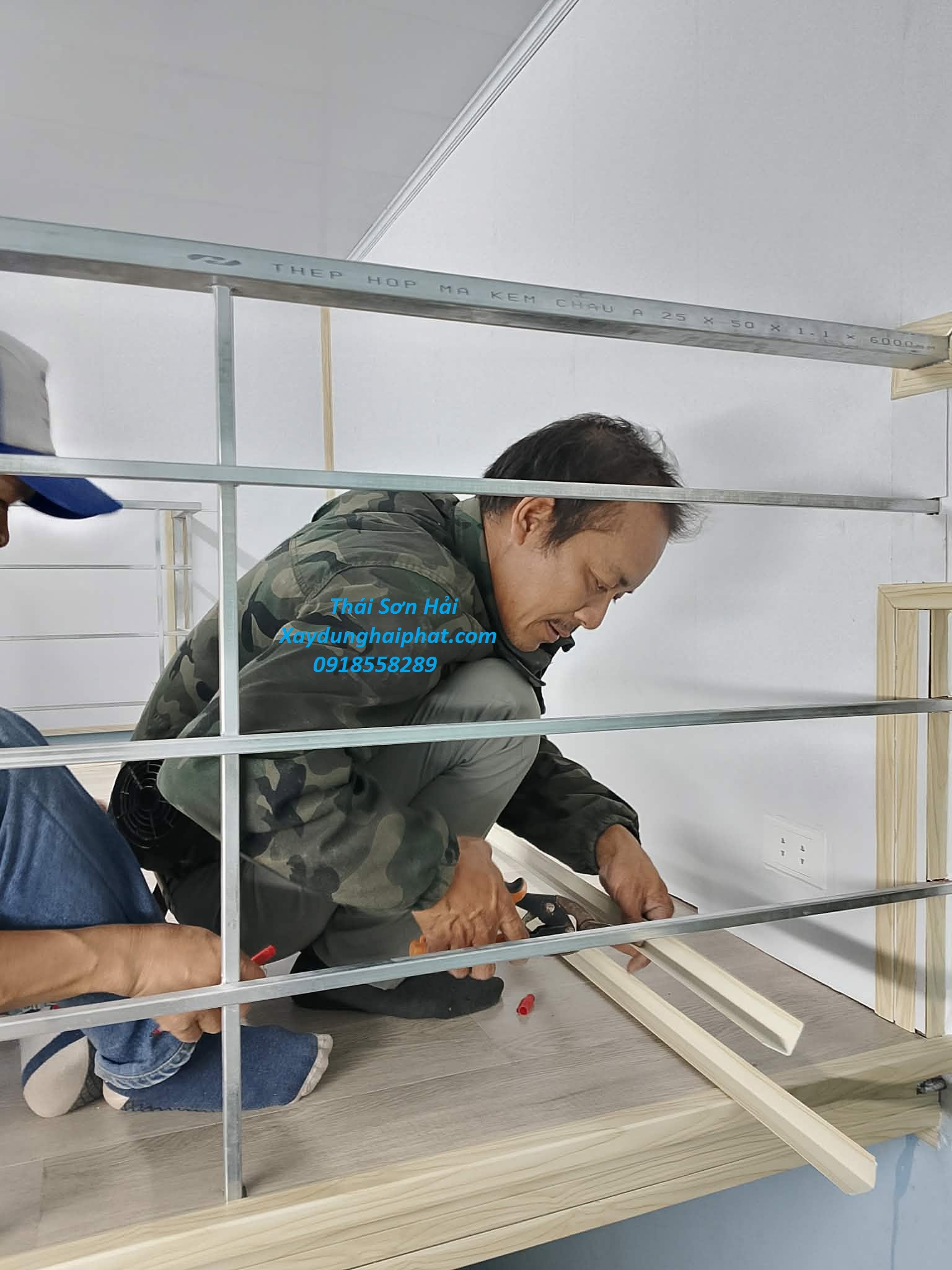 don-vi-lam-gac-xep-tai-nha-thi-cong-gac-lung-khung-thep-cho-nha-o-HN-5