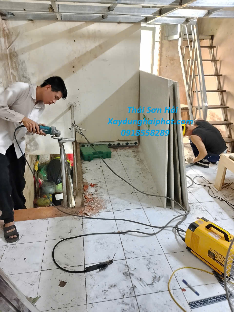 don-vi-thi-cong-gac-xep-lam-gac-lung-khong-duc-tuong-o-HN-2