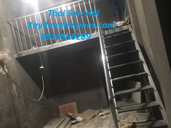 don-vi-thi-cong-gac-xep-lam-gac-lung-khong-duc-tuong-o-HN-4
